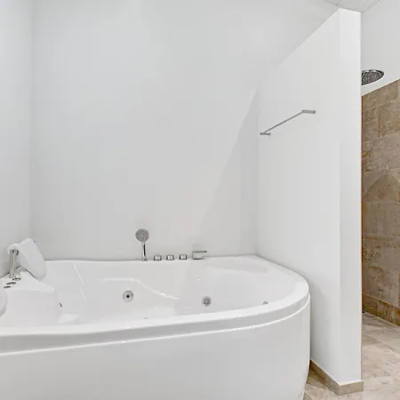 Luxury With Panoramic Views Of Bay And Outdoor *